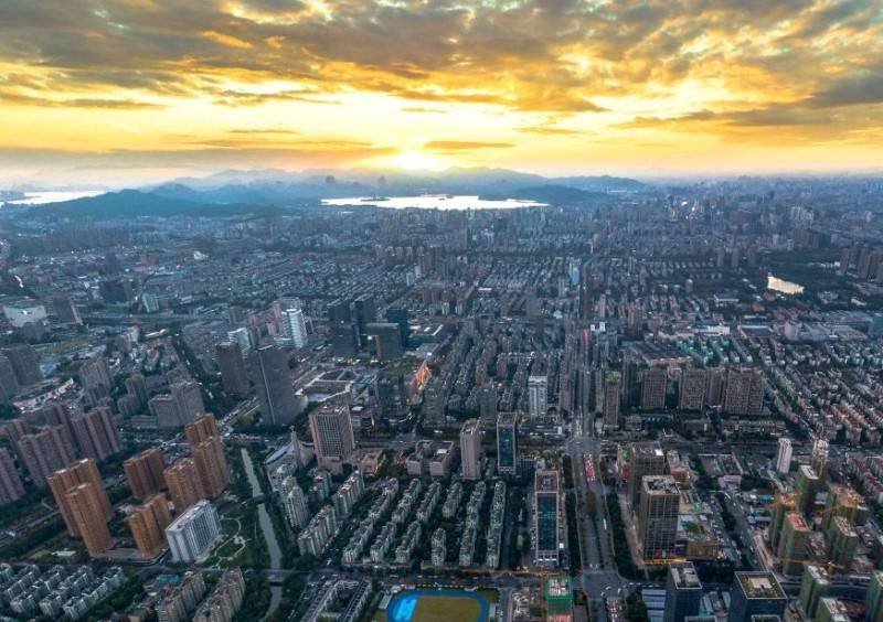 江苏和浙江哪个发达，杭州和南京哪个会成为一线城市？